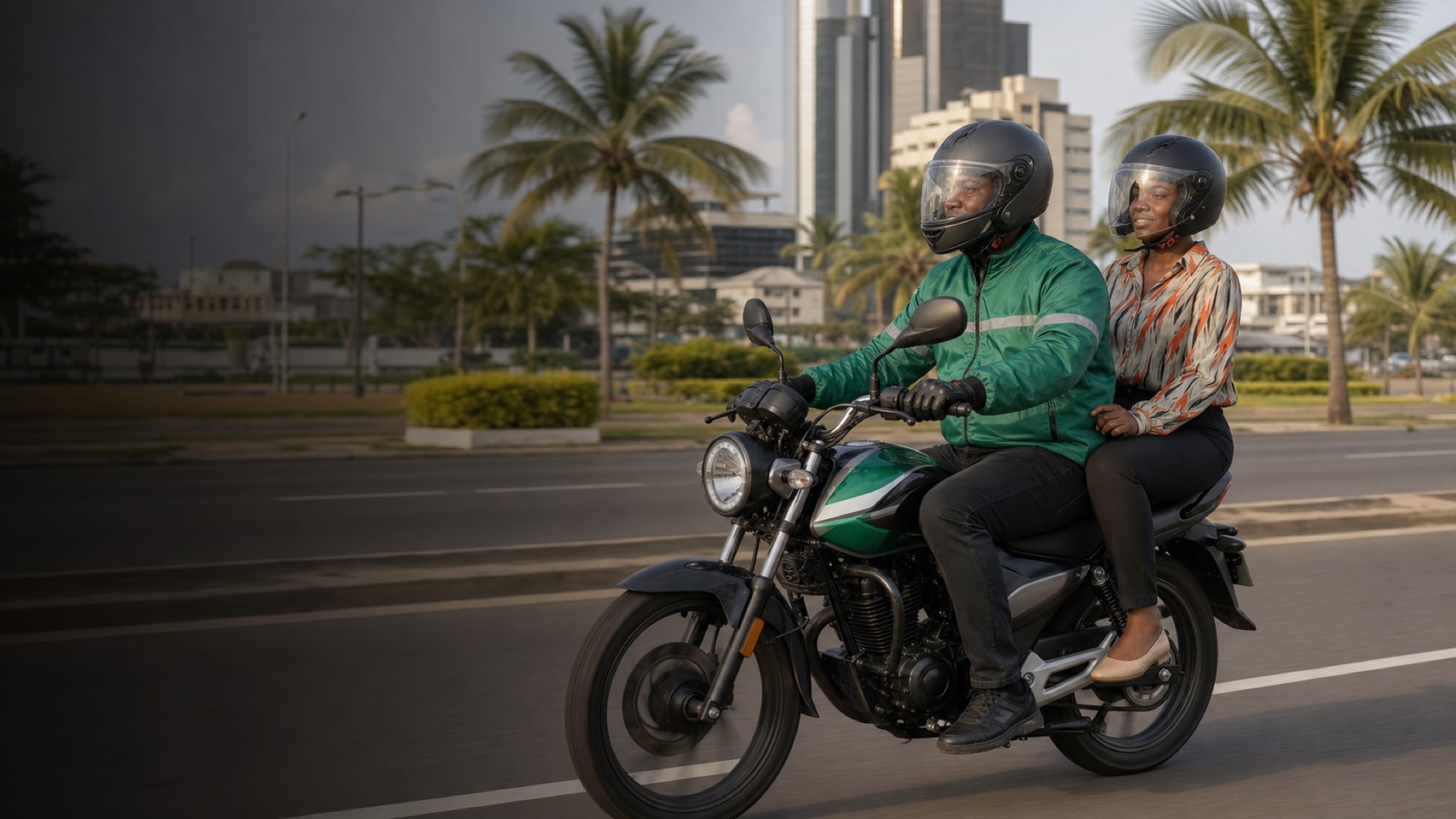 Chauffeur Miaki transportant une passagère équipée d’un casque à Brazzaville